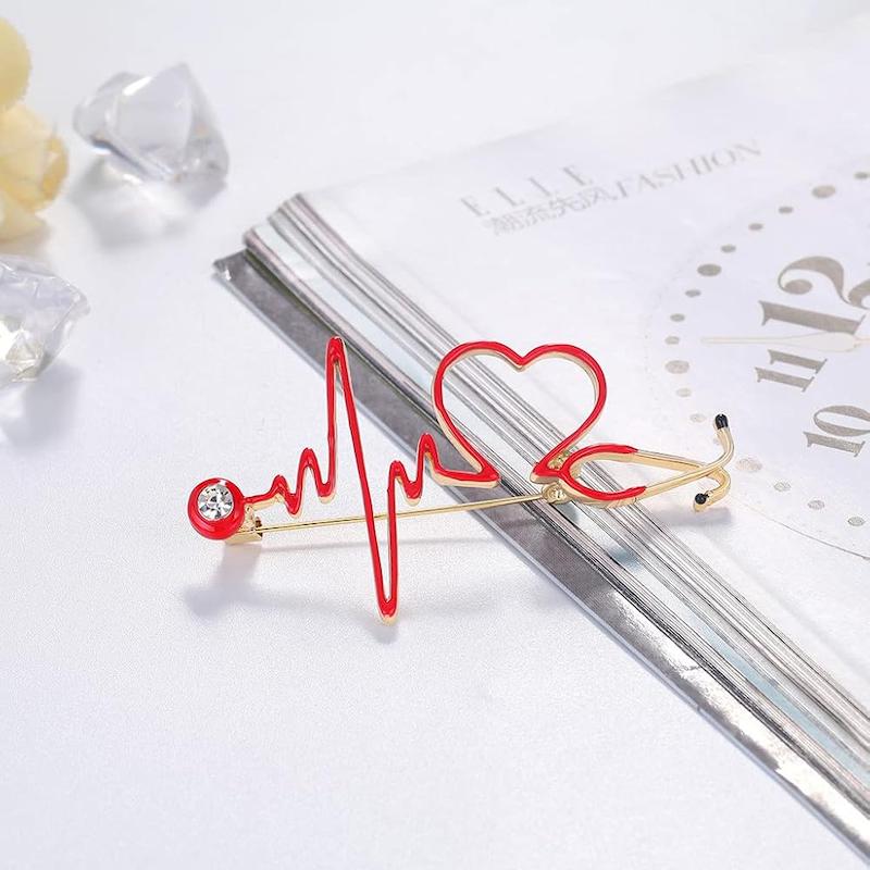 سنجاق سینه ضربان قلب و گوشی پزشکی