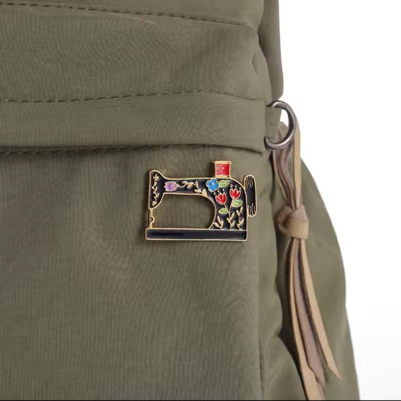 سنجاق سینه چرخ خیاطی مشکی گل‌دار