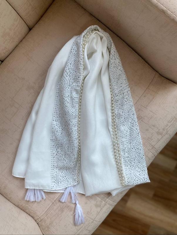 شال سفید مر‌واریددوزی