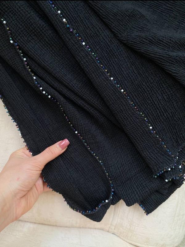 شال مشکی پاییزه دور مروارید ریز رنگی