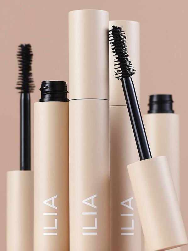 ریمل حجم دهنده ایلیا😍    فولست برس ساعت شنی ایلیا  Fullest Volumizing eye mascara hourglass brush Ilia