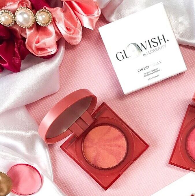 🌷رژگونه گلو ویش هدی بیوتی فولسایز 2.5g با جعبه رنگ SASSY SAFFRON    HUDABEAUTY BLUSH POWDER GLOW WISH SASSY SAFFRON