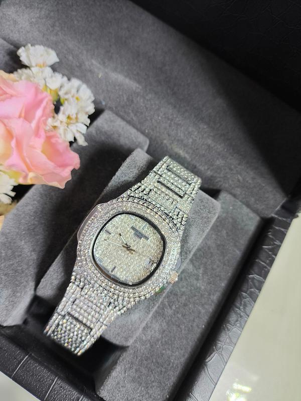 ساعت مچی عقربه ای مدل غول نگین پتک فیلیپ