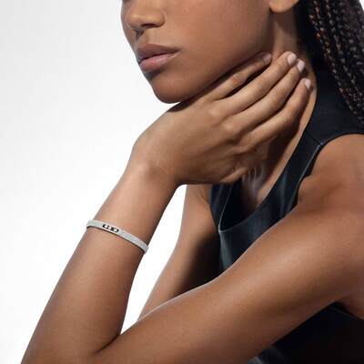 دستبند النگویی نقره مسیکا با جواهرات متحرک مدل NVA