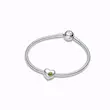 عکس چارم قلب نقره‌ای با کریستال سبز کمرنگ نماد تولد ماه آگوست ( ۱۰ مرداد تا ۹ شهریور ) پاندورا بر روی دستبند