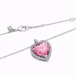 عکس گردنبند قلب صورتی پاندورا از زاویه نزدیک