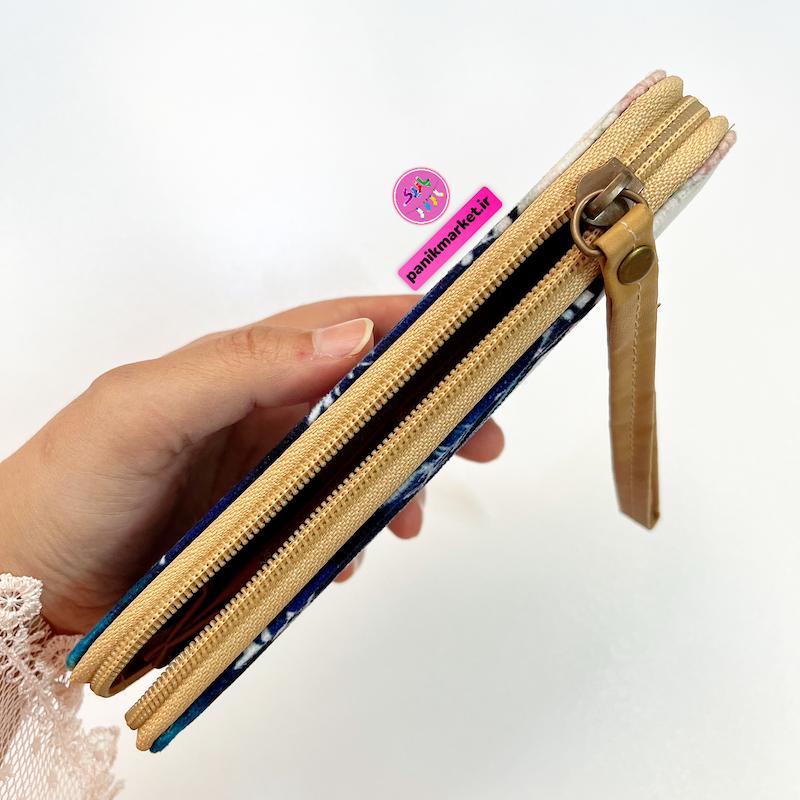 کیف پول طرح پیاده روی با شالگردن قرمز 👩🏻🧣