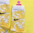 جوراب ساقدار سوپر پنبه نانو فانتزی طرح نایکی (Nike) آبرنگی زرد-سفید