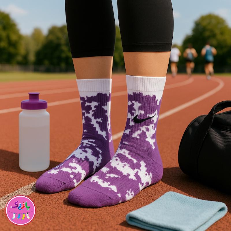جوراب ساقدار سوپر پنبه نانو فانتزی طرح نایکی (Nike) آبرنگی بنفش-سفید