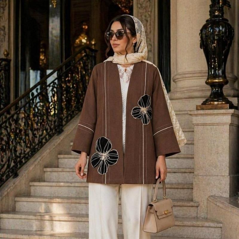 مانتو خوش‌دوخت با تیکه دوزی  ظریف روی کار