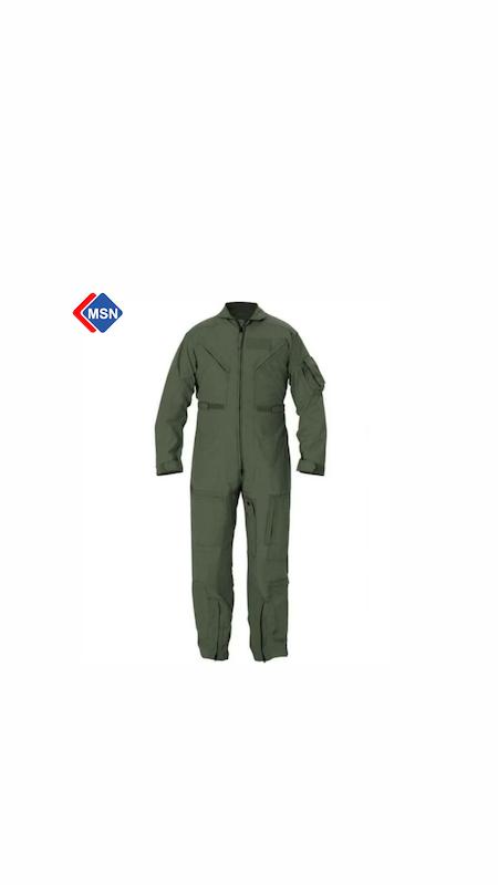 لباس کار یکسره خلبانی با این طراحی برای محیط‌هایی که آلودگی‌های محیط کار مانند روغن‌های صنعتی در تعمیرگاه‌ها احتمال ورود به داخل لباس را دارند، بسیار مناسب است. این لباس به دلیل جلوگیری کردن از ورود آلودگی‌ها به پوشاک شخصی، به انتخابی محبوب در بین کاربران تبدیل شده است.