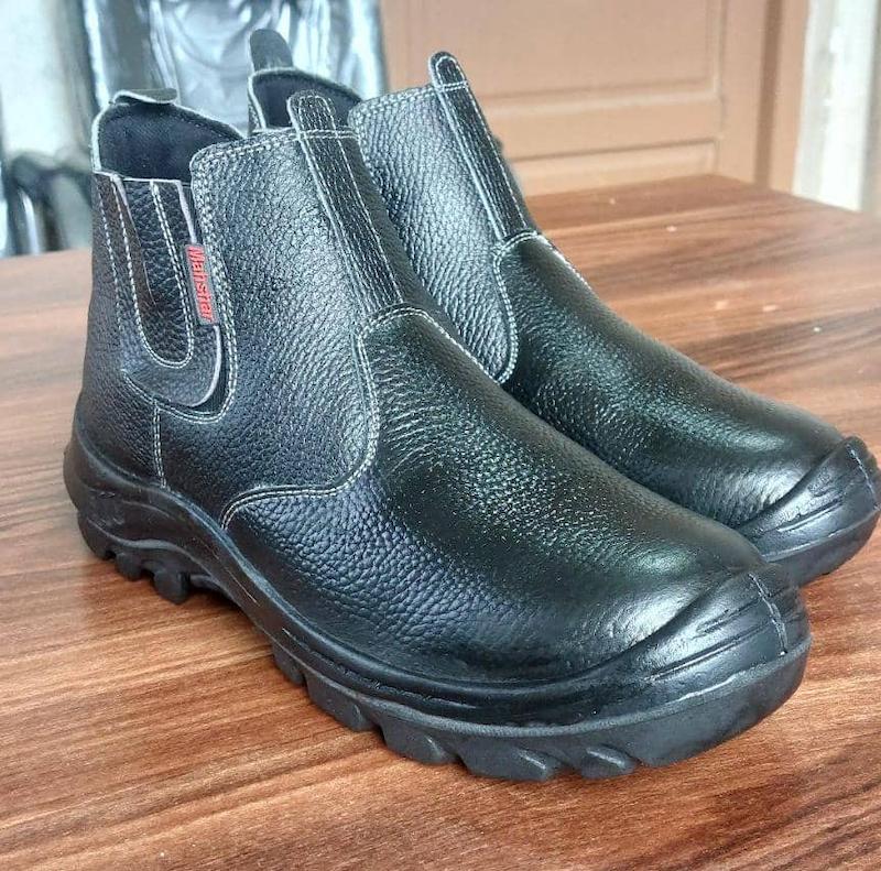 کفش و پوتین ایمنی آپولو APOLO بدون بند زیره تی پی یو TPU کفش ایمنی پنجه فولادی آپولو با چرم طبیعی و با زیره با کیفیت پی یو PU با بهترین متریال درجه ۱ حرفه ای   کفش ایمنی آپولو APOLO 