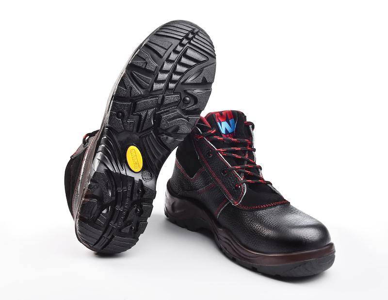 کفش ایمنی آپولو APOLO   زیره تی پی یو TPU  کاربرد: محافظت دربرابر لغزش وسایش و حلال های روغنی و نفتی وضربه و عایق آب