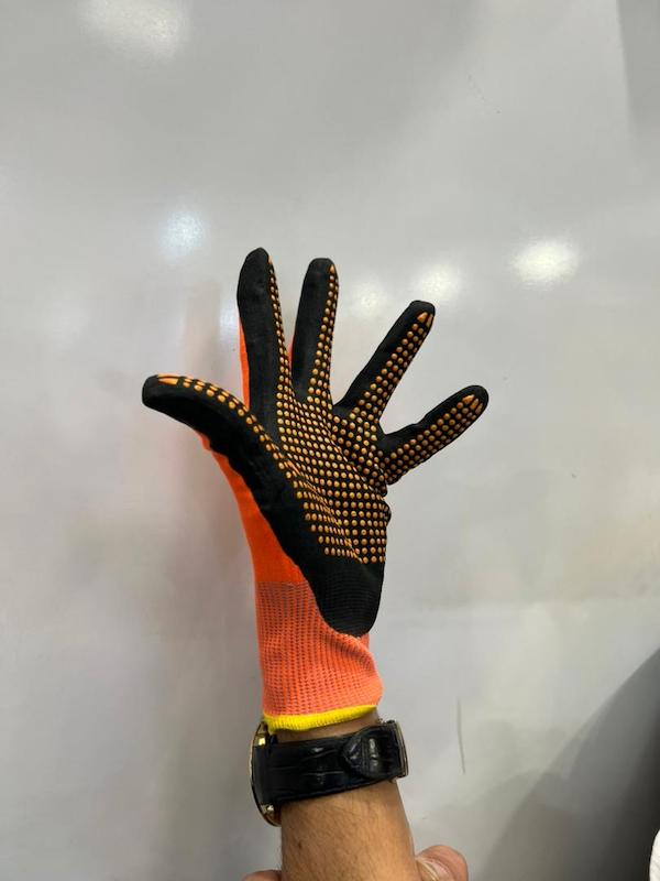 دستکش صنعتی UVEX 16350 آلمان با محافظت برشی بالا، آنتی‌استاتیک (ESD)، کف دو لایه لاتکس + رابر خال‌دار، رنگ قرمز، مقاوم در برابر بنزین و اسید، مناسب صنایع الکترونیک، خودروسازی، نفت و پتروشیمی