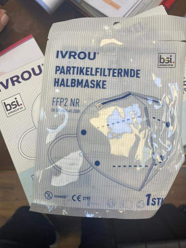 جعبه 12 عددی ماسک تنفسی KN95 برند YI HE KANG وارداتی بسته بندی تک سلفون بهداشتی دارای 5 لایه با 3 لایه محافظ ملت بلون دارای ضریب گیراندازی ویروس بالا(98%) دارای استاندارد GB2626:2006 کش نرم و پارچه لطیف ضد حساسیت مناسب بیمارستان،مکانهای شلوغ   ماسک تنفسی V-TYPE YI KANG KN95 به تازگی وارد کشور شده است. با توجه به شرایط بحرانی سلامت و بهداشت که هر روزه ویروس‌های بیشتر و خطرناک‌تری مانند ویروس کرونا  ماسک YI KANG KN95 