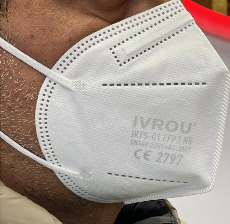 ماسک ۶ لایه وارداتی چند رنگ ۵۰عددی هر پگ Mask N95 یک استاندارد آمریکایی است که نشان‌دهنده این است که ماسک دارای این استاندارد، دست‌کم جلوی ورود 95 درصد از ذرات ریز معلق در هوا را می‌گیرد؛ درصدی که برای کاربردهای معمولی در بازار و خیابان و … کاملاً کافی است. ماسک N95 یکی از بهترین انواع ماسک موجود در بازار است که نقش بزرگی در حفظ سلامتی ما در برابر ابتلا به بیماری‌های ویروسی نظیر کرونا دارد. علاوه بر این، ماسک‌های N95 در هنگام آلودگی هوا نیز کارایی دارند