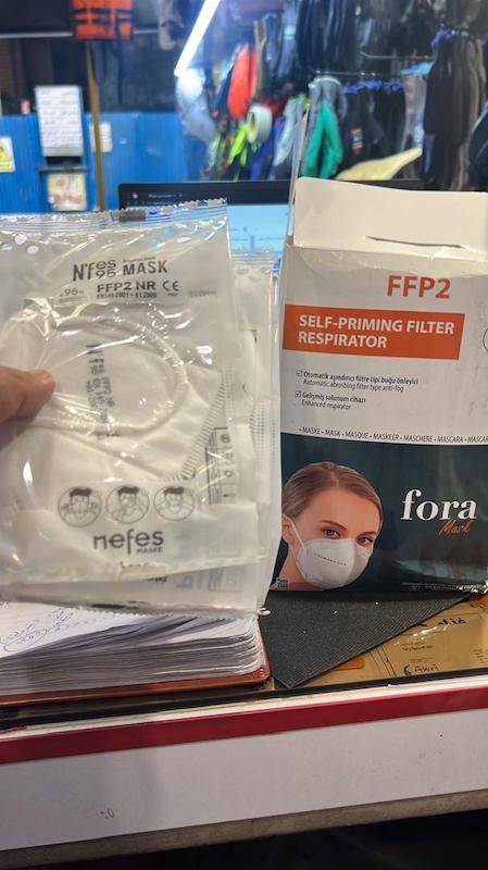 ماسک FFP2 FORA وارداتی HY با تاییدیه اروپا  ماسک FFP2 FORA HY یک ماسک وارداتی استاندارد اروپا با تاییدیه کامل EN 149:2001 + A1:2009 و CE 2834 است که برای شرایط آلودگی شدید هوا، ویروس‌های جهش‌یافته، کرونا جدید، آنفلوانزا، سرماخوردگی، محیط‌های کاری پرذرات، بیمارستان‌ها،