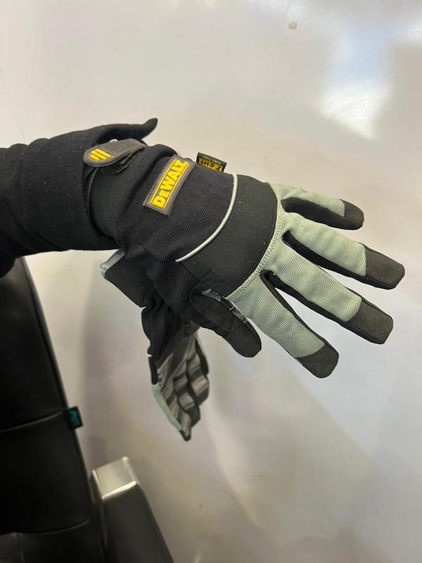 «خرید دستکش کار دیوالت اصل؛ لیست قیمت تجهیزات ایمنی صنعتی DeWalt»