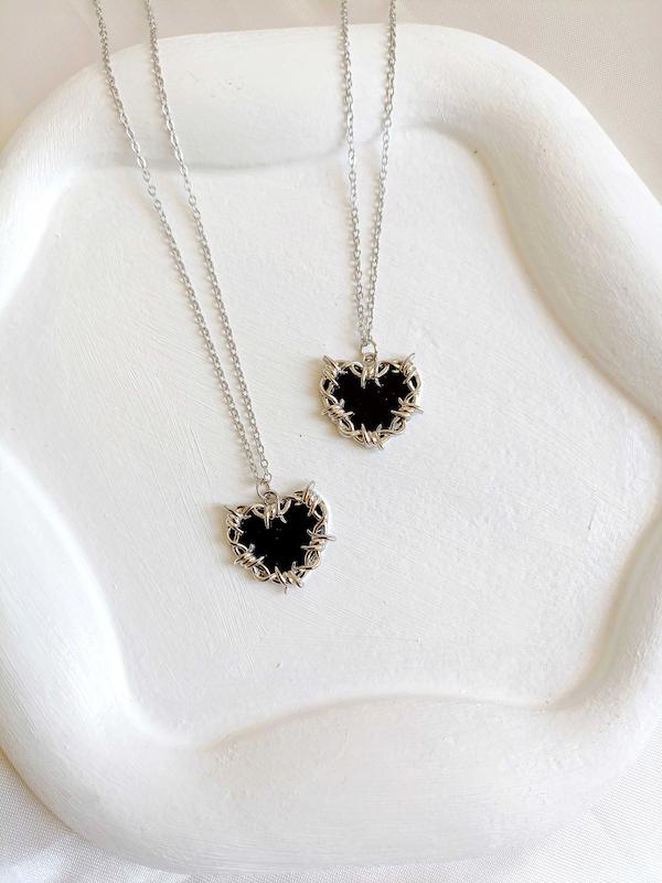 گردنبند قلب سیم خاردار