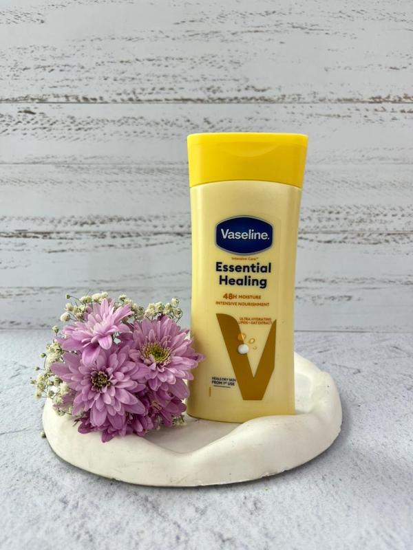لوسیون بدن وازلین مدل Essential Healing