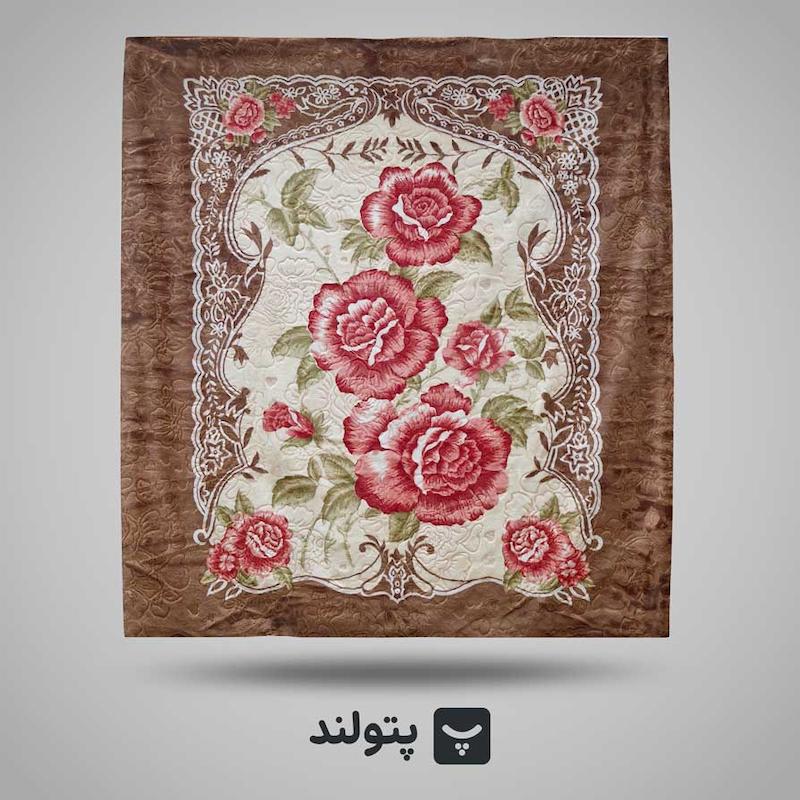 پتو دونفره گلدار قهوه‌ای با طرح گل قرمز از برند گلبافت، موجود در پتولند نمایندگی رسمی بازار تهران؛ ضخیم، گرم و مناسب برای دکوراسیون کلاسیک و فضای زوج‌ها.