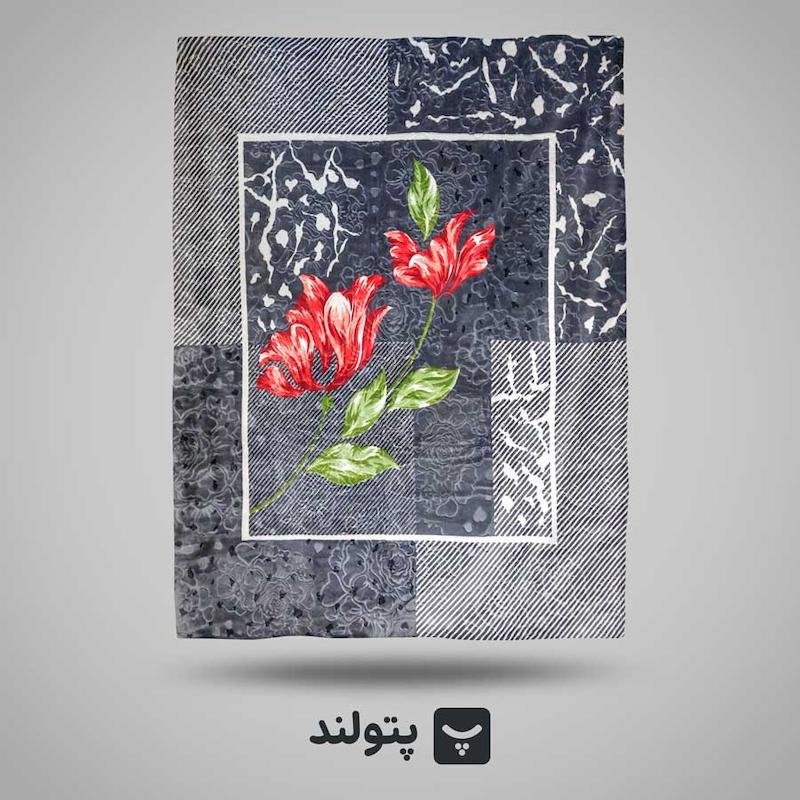 پتو گلبافت گلدار یکنفره طوسی با طرح گل قرمز و ساقه سبز و به همراه شیارهای سفید در گوشه ها