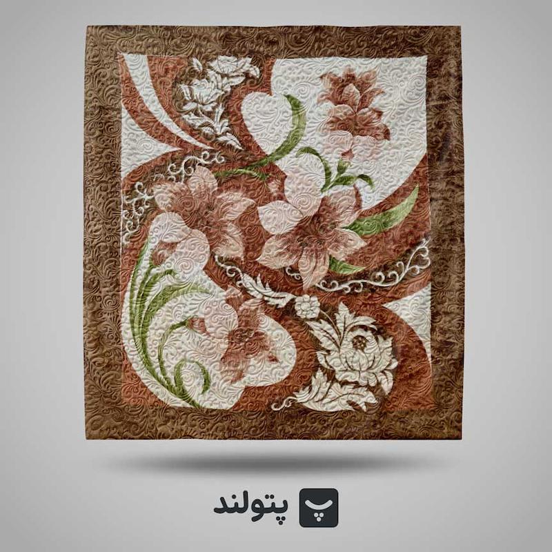 پتو گلبافت دونفره گلدار برجسته با زمینه قهوه ای و کرم و گل های قهوه ای روشن و با کادری ساده و برجستگی های جذاب.