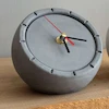 عکس ساعت رومیزی بتنی گرد با طراحی مدرن مناسب میز کار و اتاق خواب