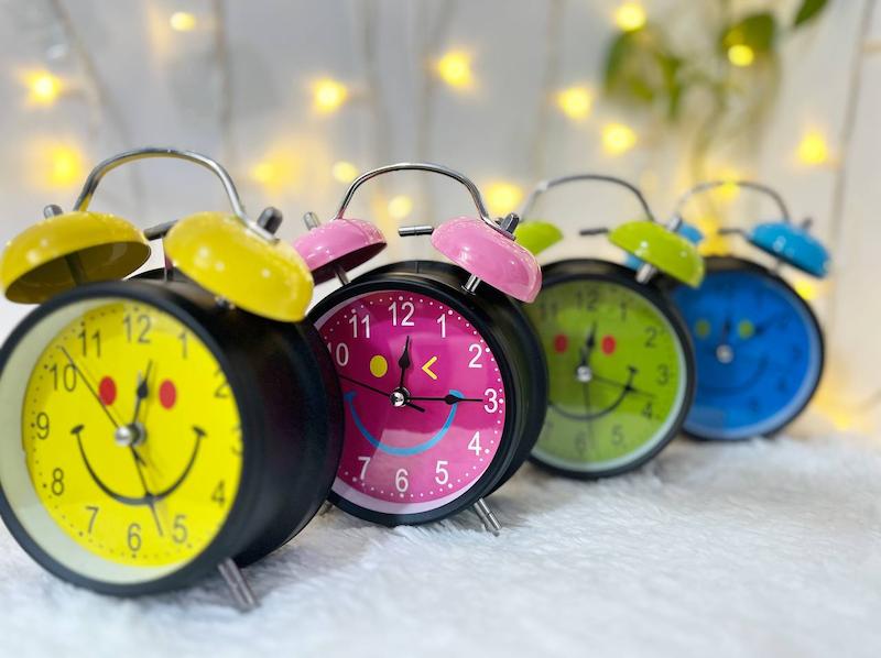 ساعت رومیزی فانتزی طرح لبخند مدل ساعت نوستالژی