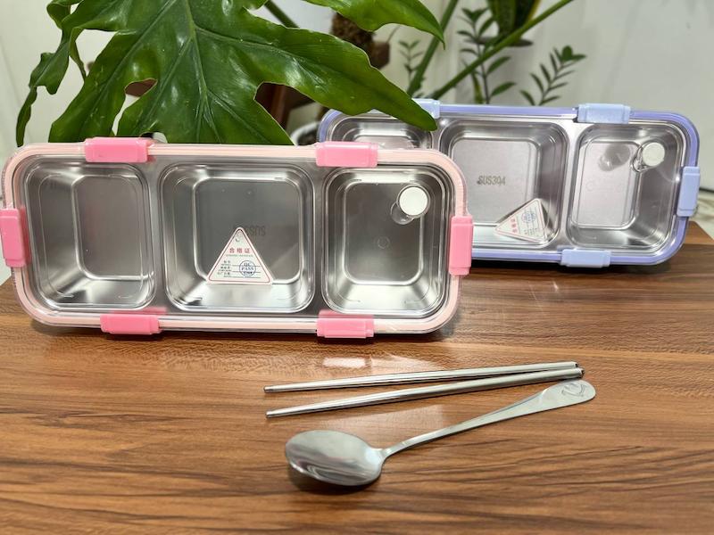 ظرف غذا سه خانه چاپستیک دار ۱۰۷۵