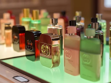 ۱۰ عطر محبوب برای هدیه دادن به خانم ها در مناسبت‌های خاص