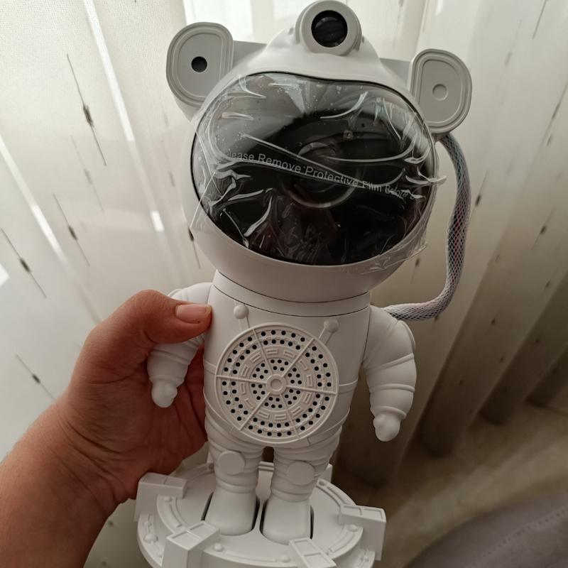 چراغ خواب و اسپیکر مدل کهکشانی آدم فضایی ایستاده