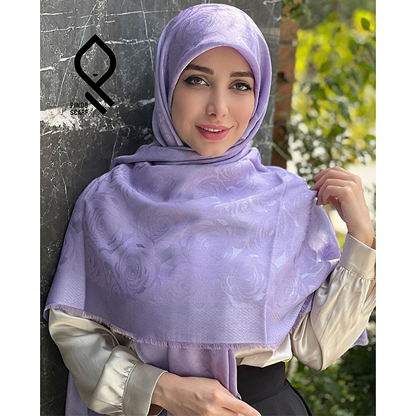 روسری نخ ابریشم ژاکارد لمه دار طرح گل رز RZHA67