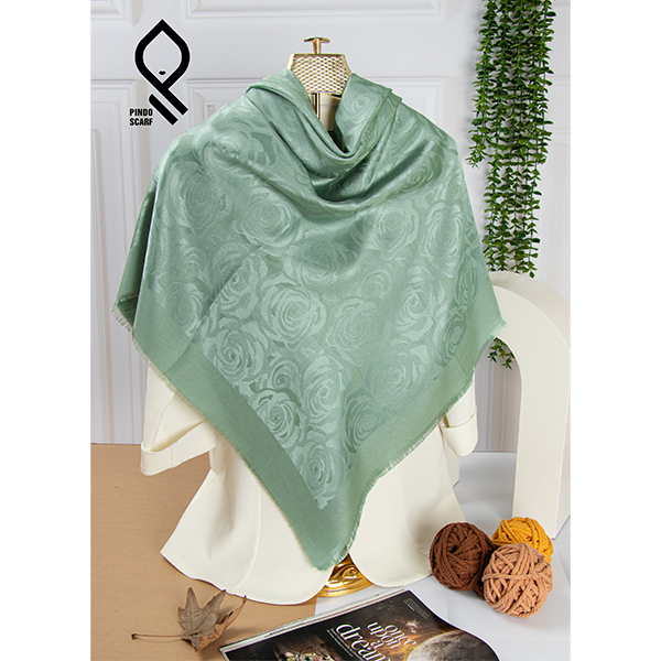 روسری نخ ابریشم ژاکارد لمه دار طرح گل رز RZHA83