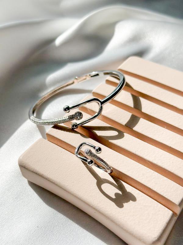 ست بنگل و انگشتر نقره‌ای