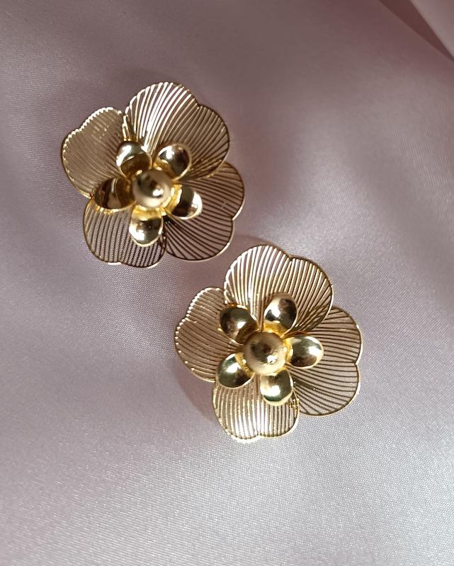 گوشواره طرح گل طلایی