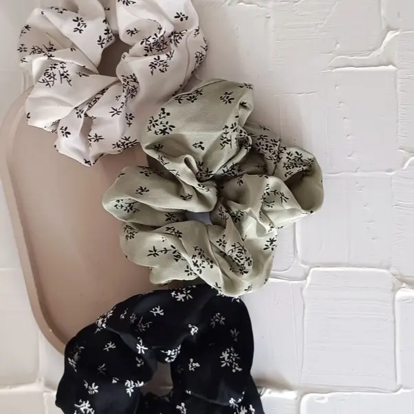 اسکرانچی پارچه‌ای طرح گل