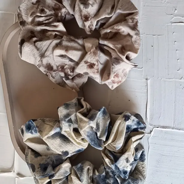 اسکرانچی پارچه‌ای طرح ابروبادی