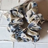 اسکرانچی پارچه‌ای طرح ابروبادی