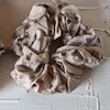 اسکرانچی پارچه‌ای طرح ابروبادی