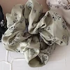 اسکرانچی پارچه‌ای طرح گل
