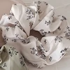 اسکرانچی پارچه‌ای طرح گل