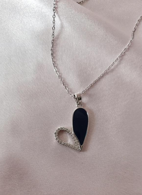 گردنبند قلب مشکی و نگین