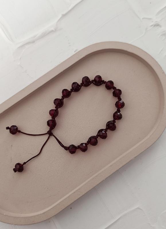 دستنبند سنگ قرمز نخی