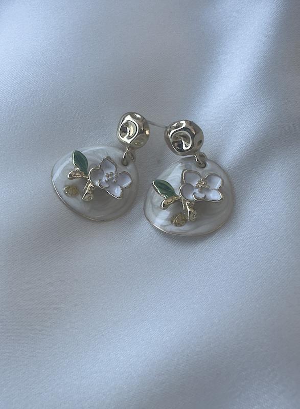 گوشواره میناکاری سفید گل