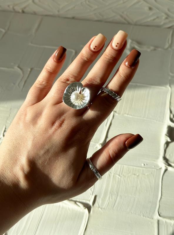 انگشتر نقره‌ای گل و مروارید