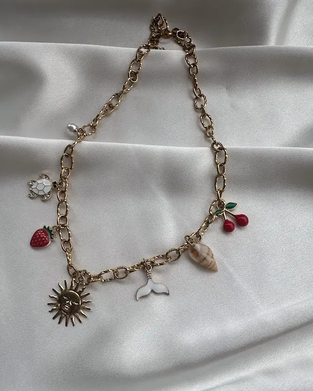 گردنبند طلایی آویزدار  توت‌فرنگی و لاک‌پشت