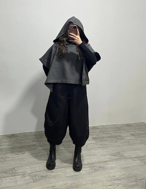 وست کلاهدار خاکستری