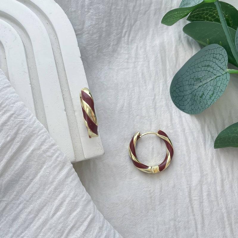 گوشواره حلقه ای میناکاری قهوه ای پیچ استیل
