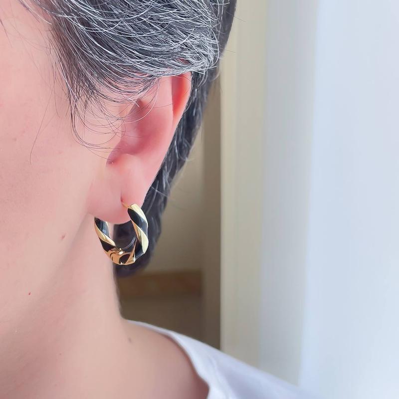 گوشواره حلقه ای میناکاری مشکی پیچ استیل